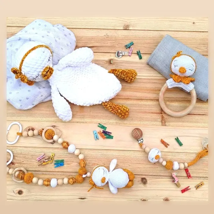 Set en crochet para bebé La Patrulla Pato con mantita de apego de patito, sonajero, chupetero y guirnalda artesanal.