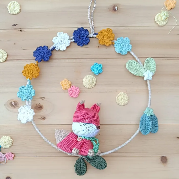 Atrapasueños Lenda de crochet con flores de colores y zorrito tejido en el centro