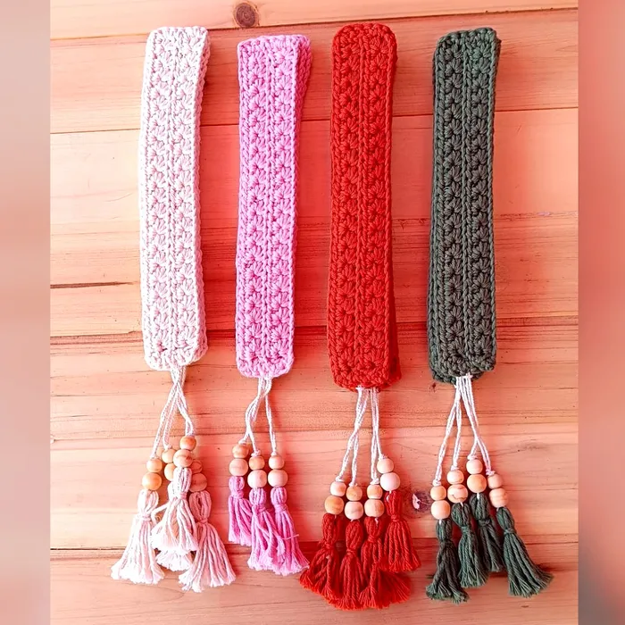 Marcapáginas de crochet con borlas y cuentas junto a varios libros